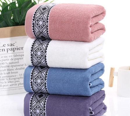 Обыкновенно окрашенное Jacquard High Set Bath Towel изготовлено из 100% чистого хлопка